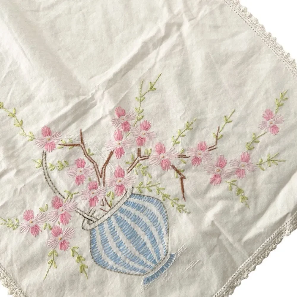 VTG Elegant Vintage Floral Embroidered Linen Table Runner, Dresser Scarf in OS